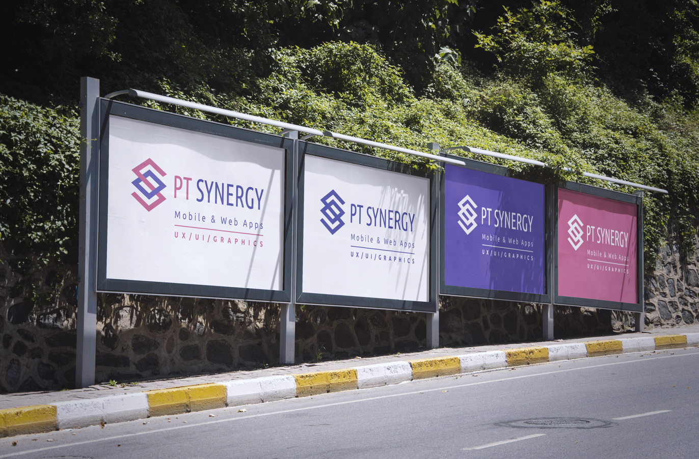 Logo PT Synergy w wersji wielkoformatowej prezentuje się na **billboardach reklamowych**, eksponując nowoczesną identyfikację wizualną agencji UX/UI. Różne warianty kolorystyczne podkreślają elastyczność i spójność marki.