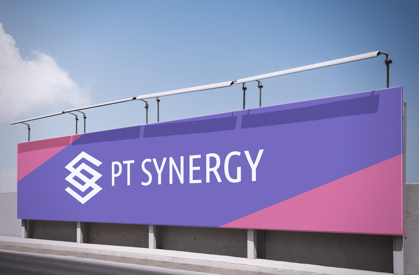 Billboard z **logo PT Synergy** w kolorystyce fioletu i magenty prezentuje spójny wizerunek agencji UX/UI. Projekt podkreśla profesjonalizm i nowoczesność marki w przestrzeni miejskiej.