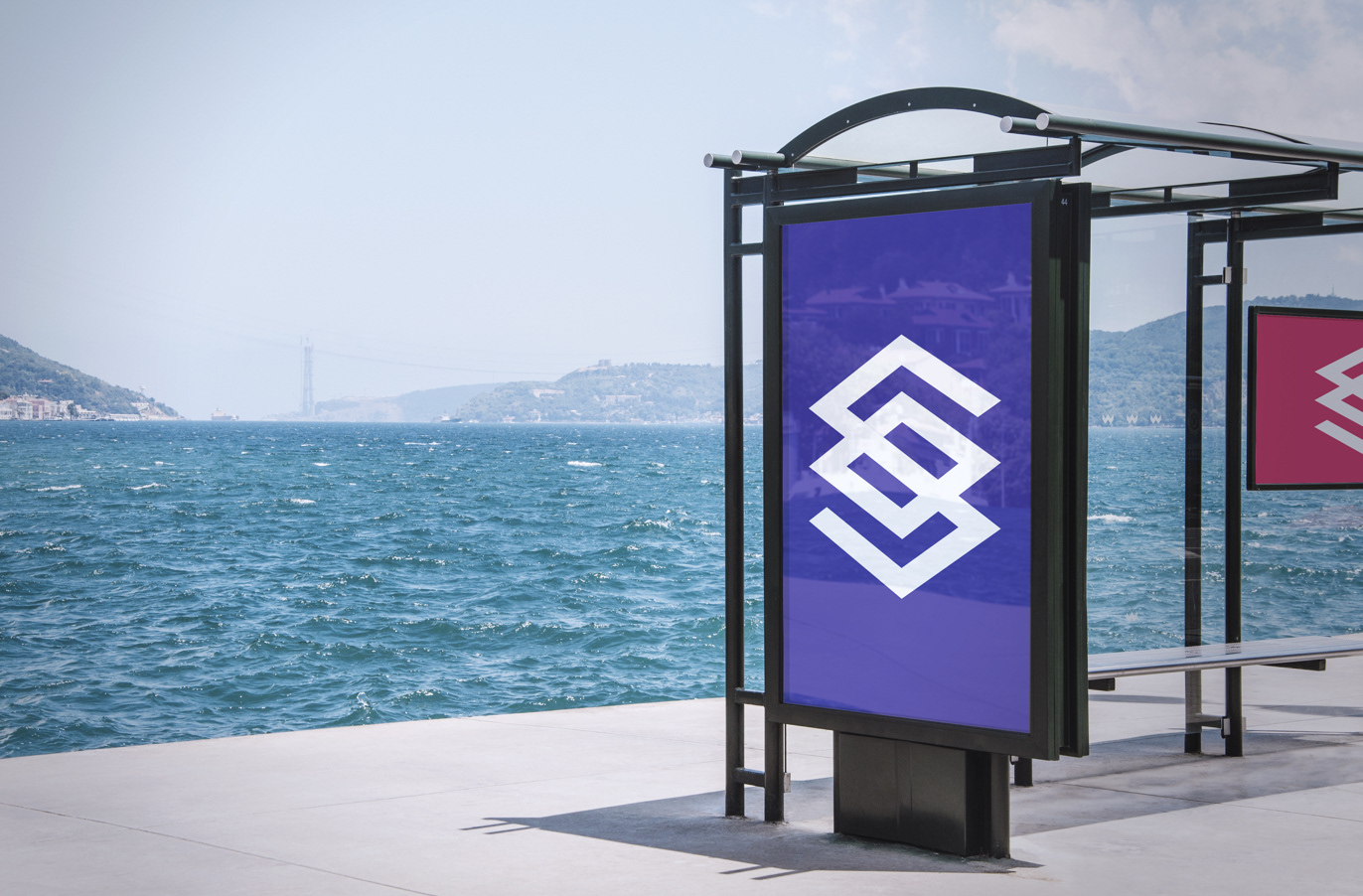 Minimalistyczny **sygnet PT Synergy** w wersji białej na fioletowym tle wyróżnia się w przestrzeni publicznej. Projekt logo agencji UX/UI podkreśla nowoczesność i profesjonalizm marki.