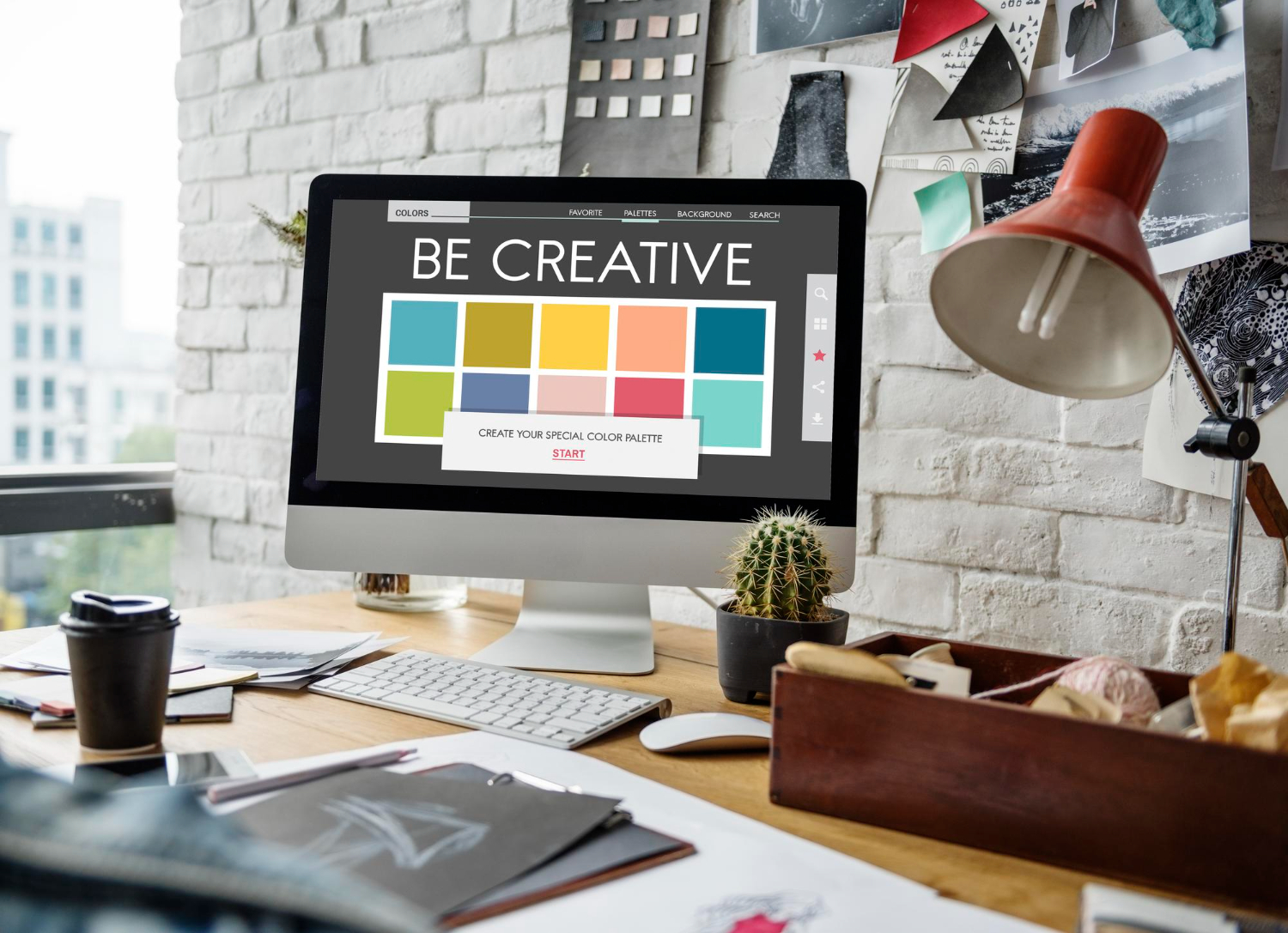 Monitor z napisem „Be Creative” i paletą kolorów – etap pracy nad koncepcją logo i identyfikacji wizualnej firmy.