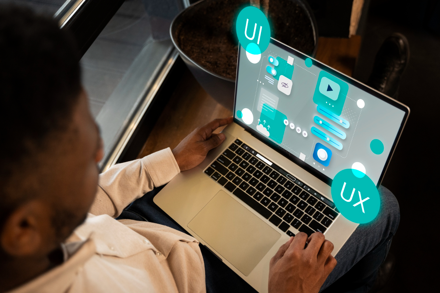 Zespół projektowy analizujący komponenty UX/UI na laptopie w środowisku projektowym.