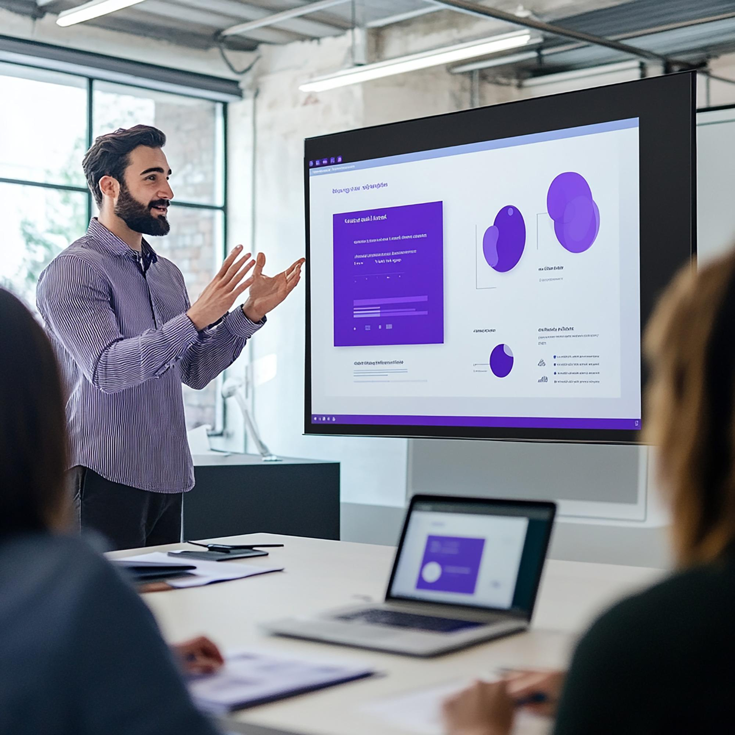 Zespół podczas prezentacji sprzedażowej z użyciem nowoczesnych slajdów.