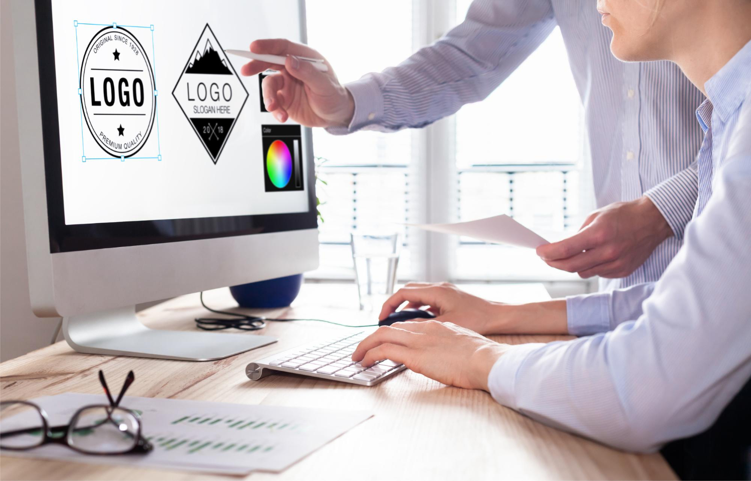 Projektowanie logo dla firmy na komputerze – analiza koncepcji i testowanie wersji graficznych.