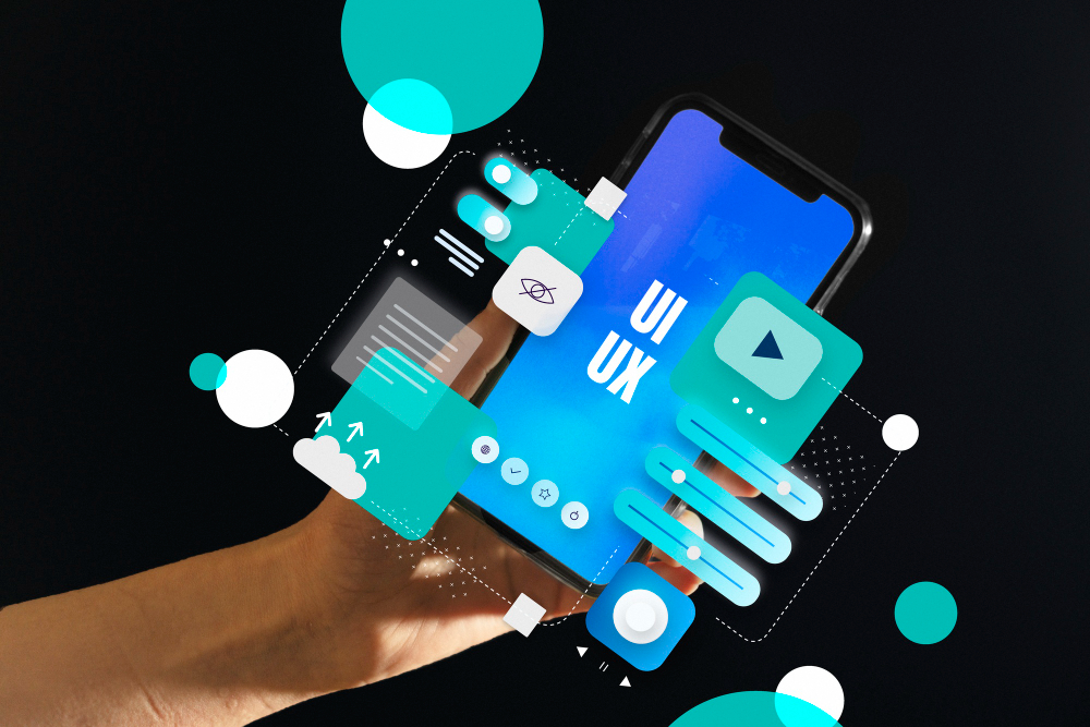 Dłoń trzymająca smartfon z warstwowym, cyfrowym interfejsem graficznym UX UI oraz ikonami aplikacji.