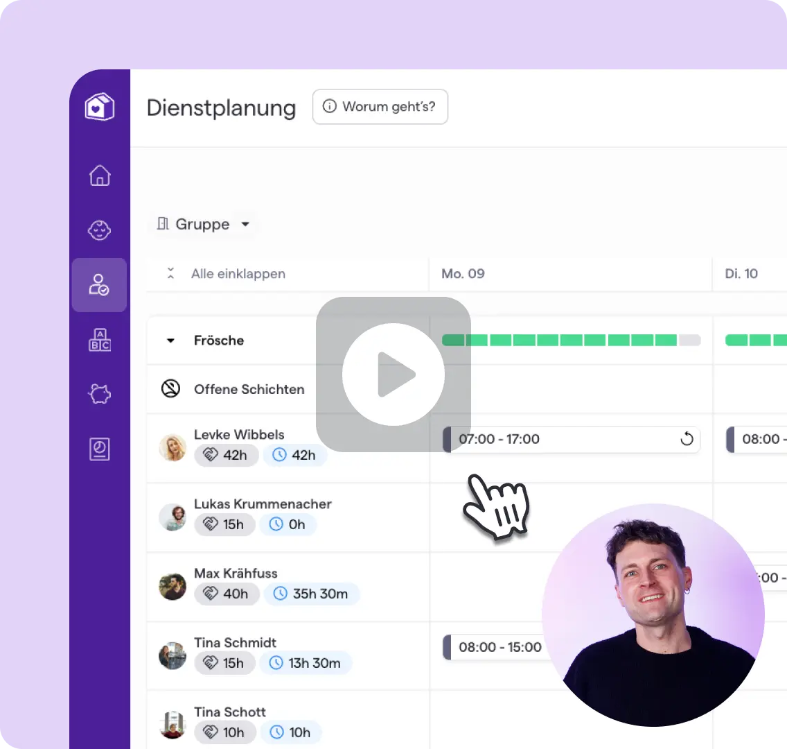 Die Benutzeroberfläche einer Planungssoftware zeigt ein Serviceplanungsraster mit Namen, Stunden und einer Play-Button-Überlagerung an. Der Ton ist organisiert und professionell.