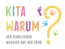 Logo mit leuchtenden, bunten Buchstaben, die „Kita Warum“ bilden, mit einem großen Fragezeichen, verziert mit Pfoten- und Fußabdrücken, auf schwarzem Hintergrund. Der Untertitel lautet: „Der kindlichen Neugier auf der Spur.“