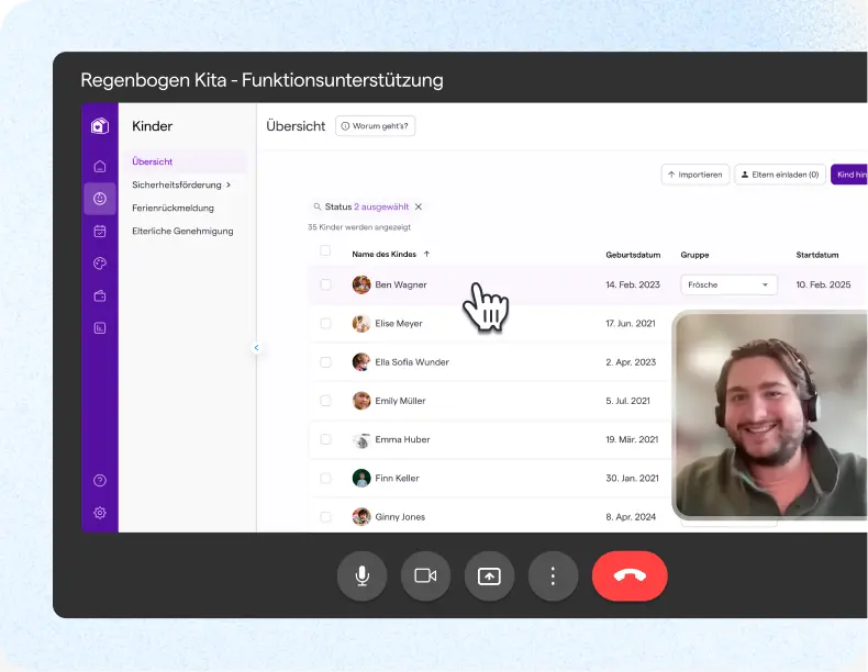 Eine Videokonferenz-Oberfläche mit einer Liste von Kindernamen und Angaben zu den Kindern. Der Mauszeiger in Form einer Hand befindet sich über „Ben Wagner“. In einem kleinen Videofenster ist ein lächelnder Mann zu sehen.