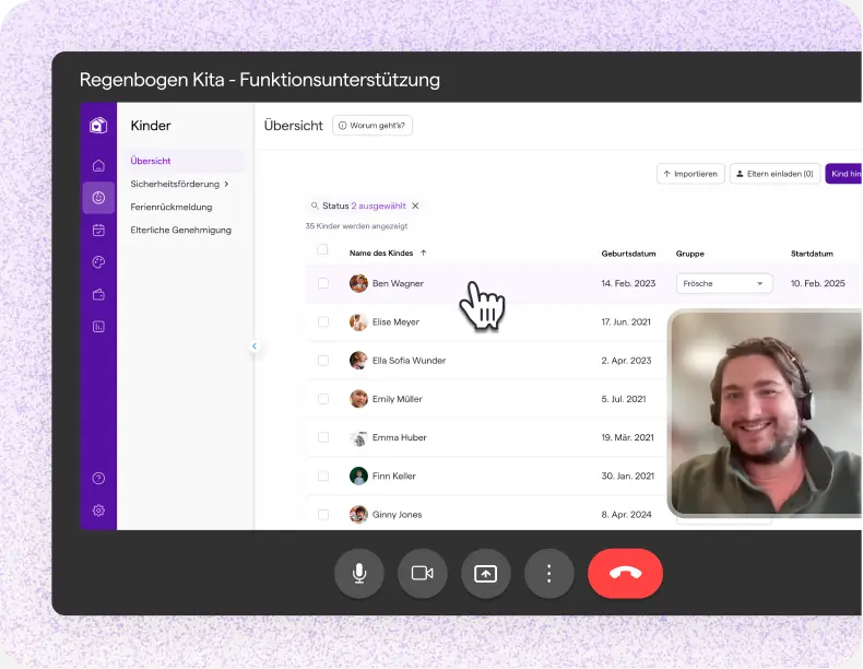 Auf einer Videokonferenz-Oberfläche ist unten rechts ein lächelnder Mann zu sehen. Links befindet sich ein Menü mit Bezeichnungen wie „Übersicht“. Es wird eine Liste mit den Namen der Kinder angezeigt, wobei ein Pfeil auf „Ben Wagner“ zeigt. Der Ton ist professionell und freundlich.