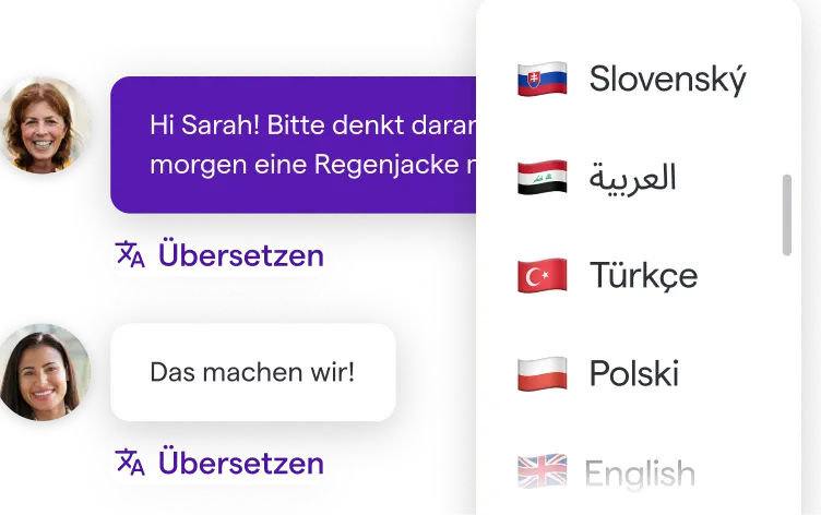 Kind rutscht blaue Rutsche hinunter, Textüberlagerung mit der Aufschrift „Regenbogen Kita“ und „Heute hatten wir Spaß draußen!“ Übersetzungsoptionen werden mit Flaggen angezeigt: Slovenský, العربية, Türkçe, Polski, Englisch.
