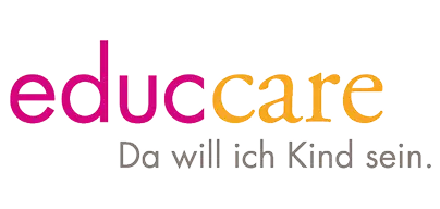 Farbenfrohes „educcare“-Logo in Kleinbuchstaben mit einem Farbverlauf von Rosa nach Orange auf schwarzem Hintergrund. Unterhalb des Haupttextes steht in hellgrauer Schrift „Da will ich Kind sein“. Modernes Logo einer Bildungsmarke mit lebendiger Typografie und klarem, minimalistischem Stil.