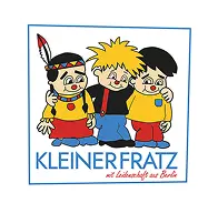 Cartoon-Logo mit drei lächelnden Kindern, die gemeinsam in einem blauen, rechteckigen Rahmen stehen. Das Kind links trägt ein Stirnband mit Federn und ein gelbes Outfit, das Kind in der Mitte hat stachelige blonde Haare und ein schwarzes Shirt, und das Kind rechts trägt eine Brille und ein gelbes Shirt. Darunter steht in kräftiger blauer Schrift „KLEINERFRATZ“.