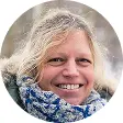Nahaufnahme der lächelnden Elizabeth vor einer winterlichen Kulisse im Freien