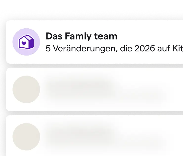 Benachrichtigungsoberfläche einer mobilen App, die einen hervorgehobenen Beitrag des Famly-Teams mit Vorschau anzeigt. Die sichtbare Überschrift lautet „Das Famly-Team“, gefolgt von „5 Veränderungen, die 2026 auf Kit…“