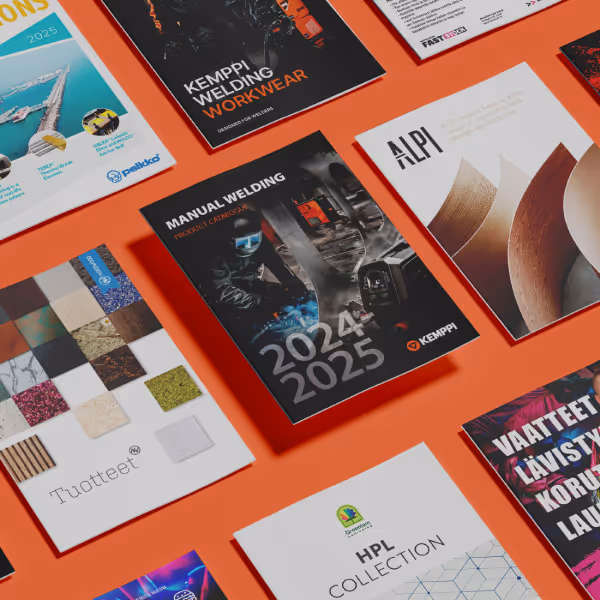 Useita esitteitä ja katalogeja, jotka esittelevät Luomispisteen graafisen suunnittelun ja painotuotteiden referenssejä.