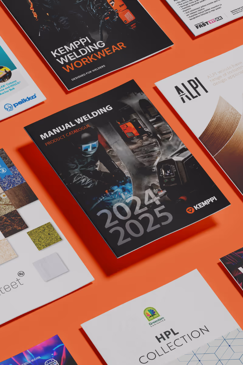 Useita esitteitä ja katalogeja, jotka esittelevät Luomispisteen graafisen suunnittelun ja painotuotteiden referenssejä.