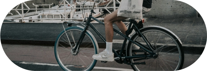 Jeune homme sur un vélo de ville près d'un port