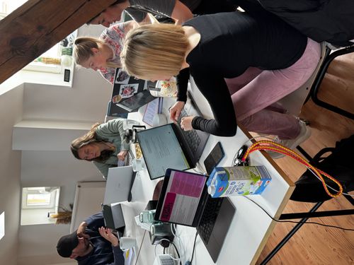 Menschen mit Laptops