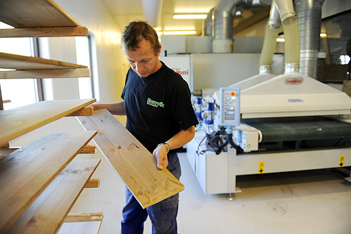Torleif Erjord i produksjonslokalet til Erøyvik Trevare AS
