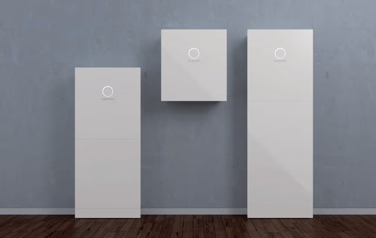 Photo de la solution de Sonnen avec boitier de plusieurs dimension pour plusieurs capacité kWh de stockage. 