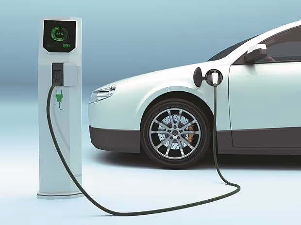 photo d'une voiture électrique raccorde à une borne de recharge modern et puissante