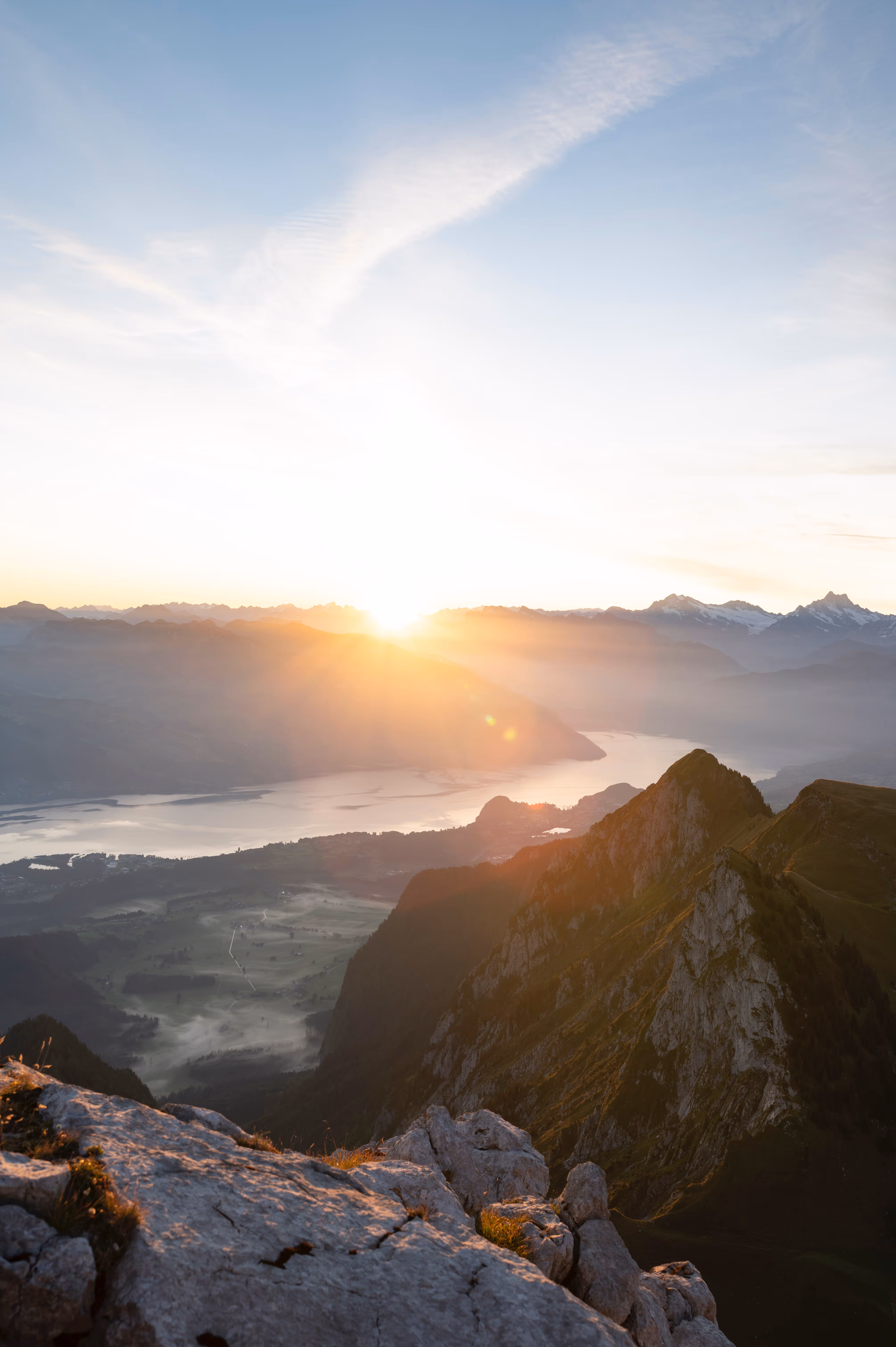 Photo du paysage suisse avec du soleil et les montagnes et lacs