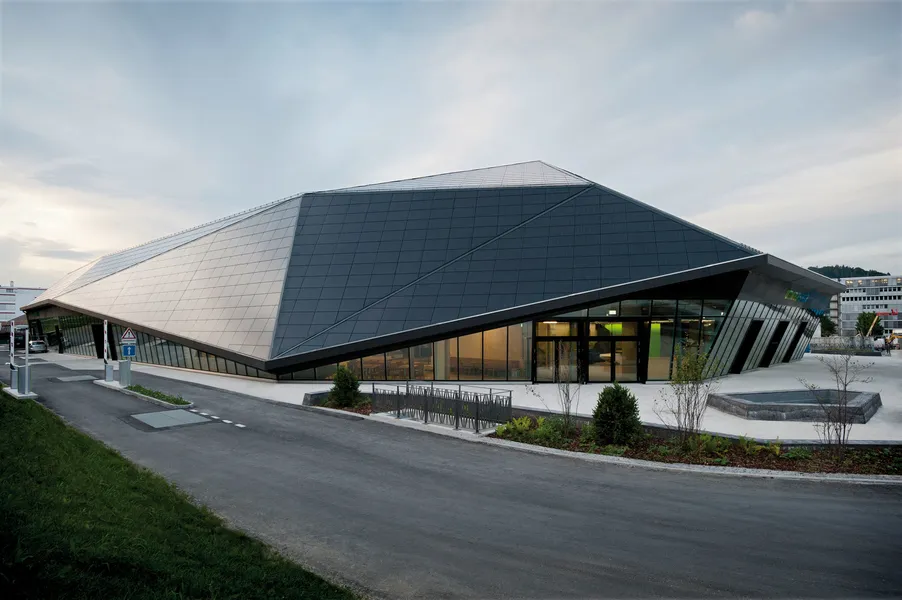 Photo d'un centre avec des panneaux solaires intégrés très esthétique et puissant. couvrant tout le toit. 