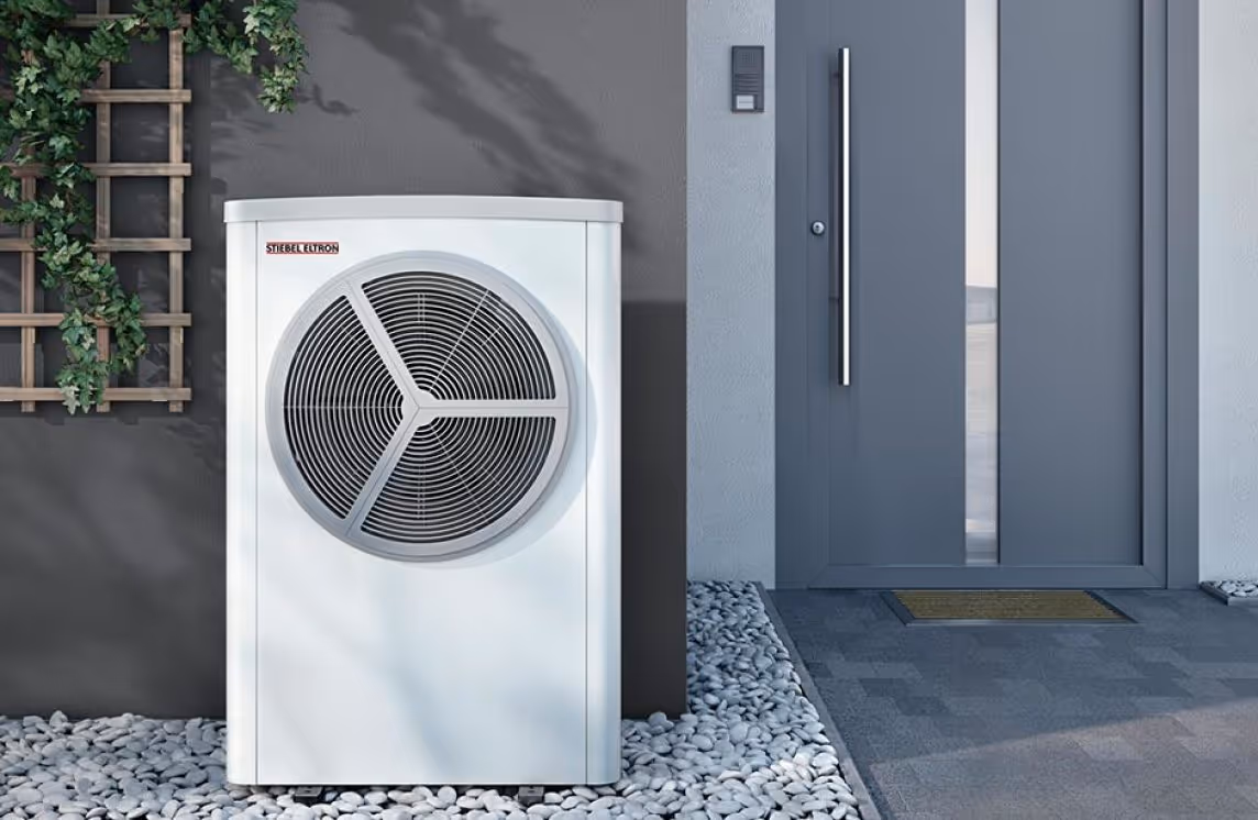 photo d'un pompe à chaleur à l'extérieur d'une nouvelle maison moderne 