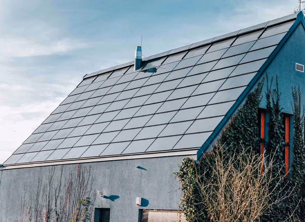 Panneaux solaires intégrés à la toiture d'une maison