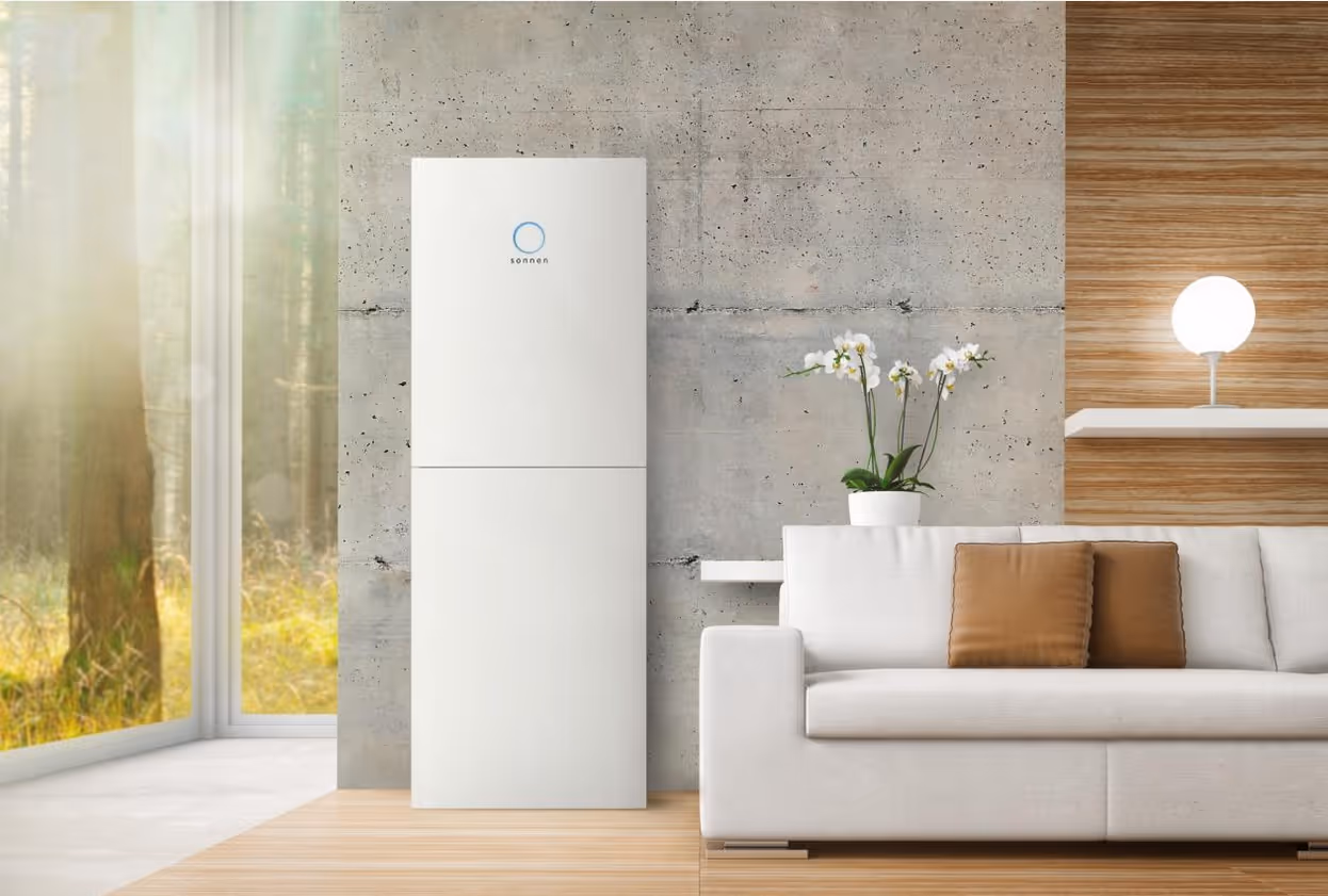Photo d'une batterie solaire très compact et esthétique  dans un salon modern.  SONNEN batterie solution de stockage 