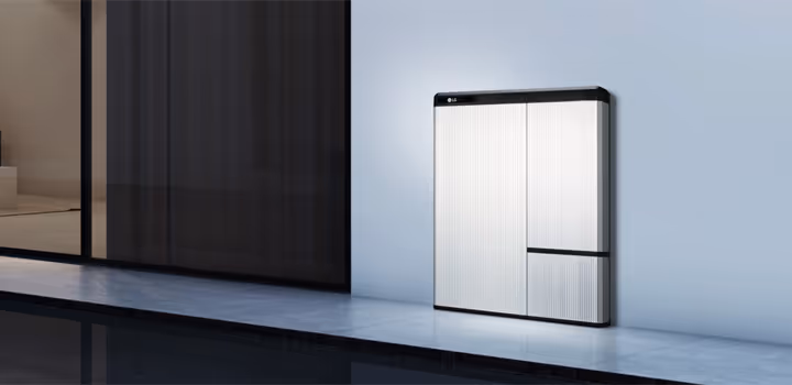 Photo d'un LG chem à l'exterieur d'un somptueuse villa. LG CHEM solution très puisssante et avantageuse. 