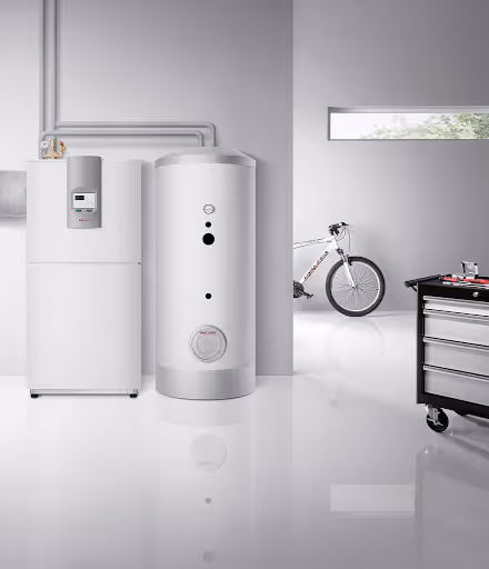 photo d'une pompe à chaleur avec un chauffe-eau sanitaire très compact et moderne dans un local technique d'une maison moderne