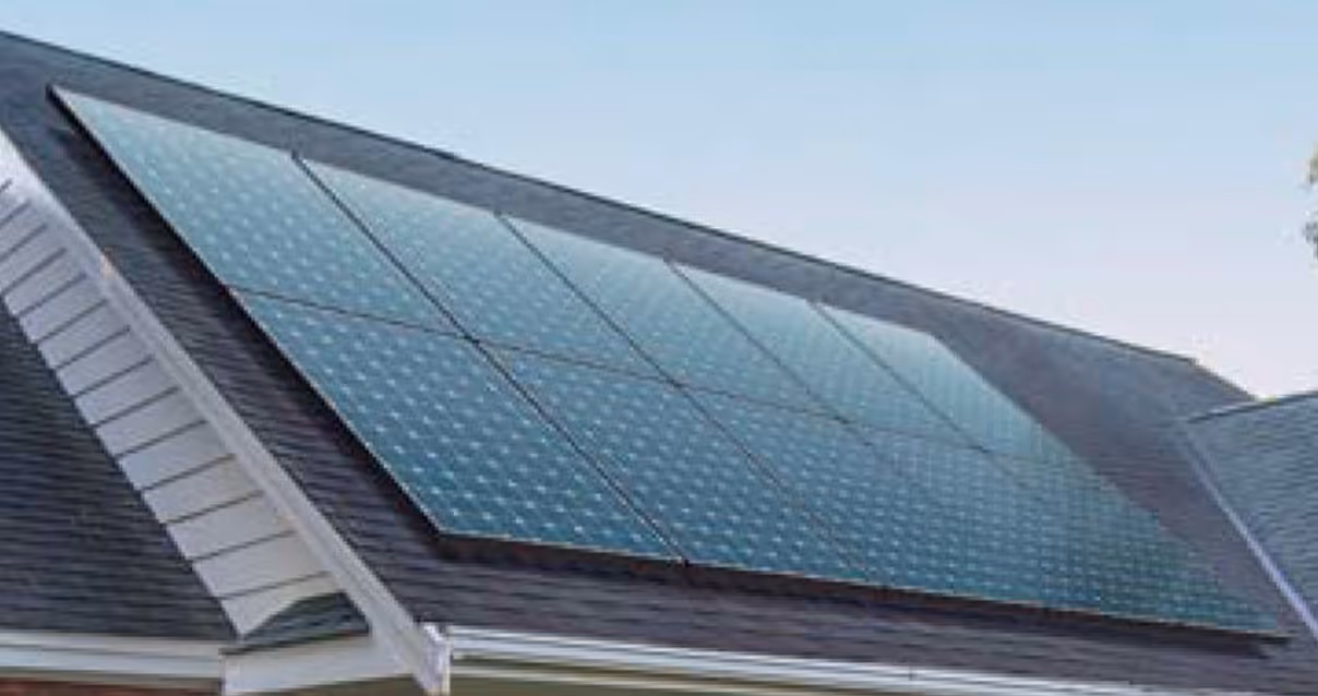 photo des panneaux solaire esthétique photovoltaïque pose sur le toit.