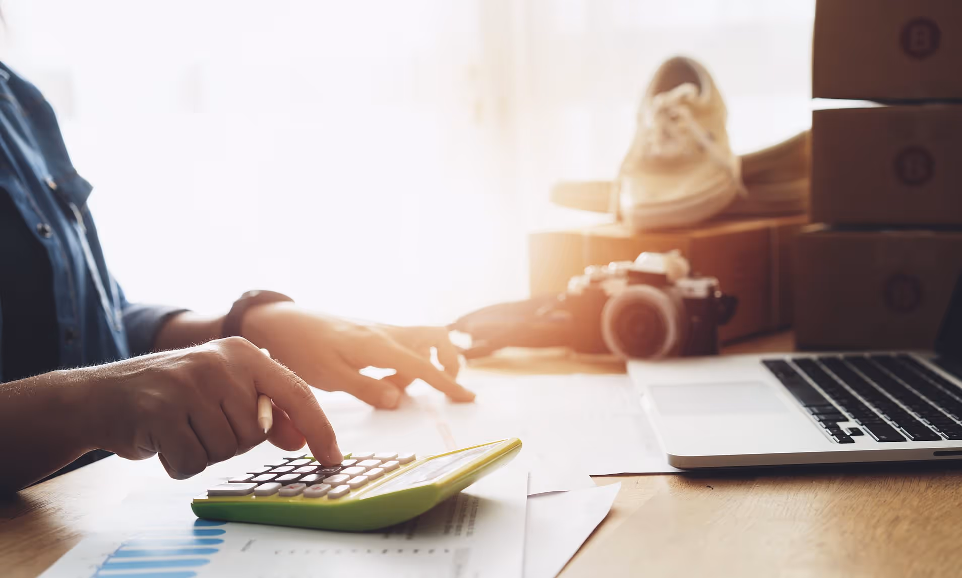 Propriétaire qui calcule le revenu sur investissement d'une installation photovoltaïque