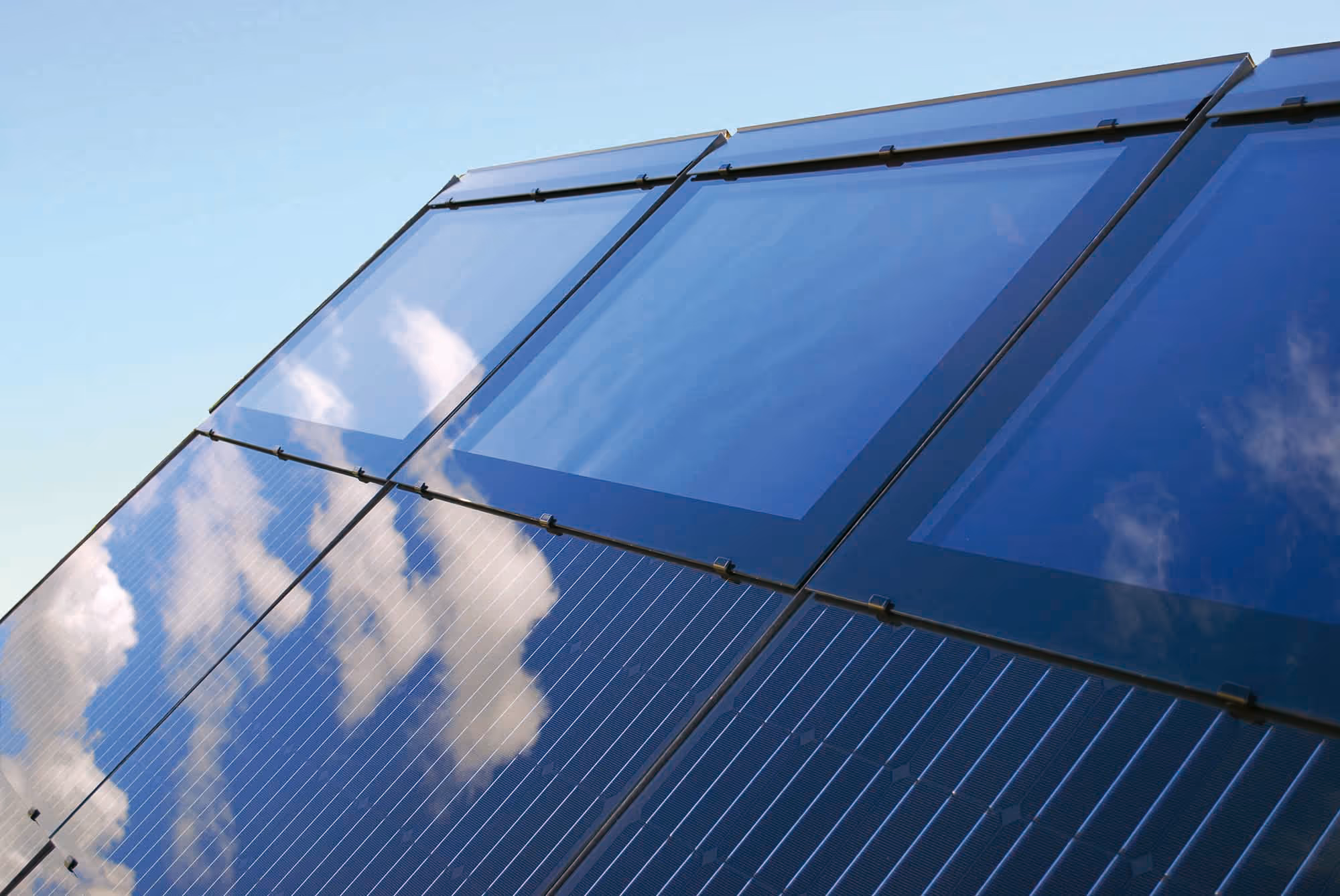 Panneaux solaires intégrés à la toiture