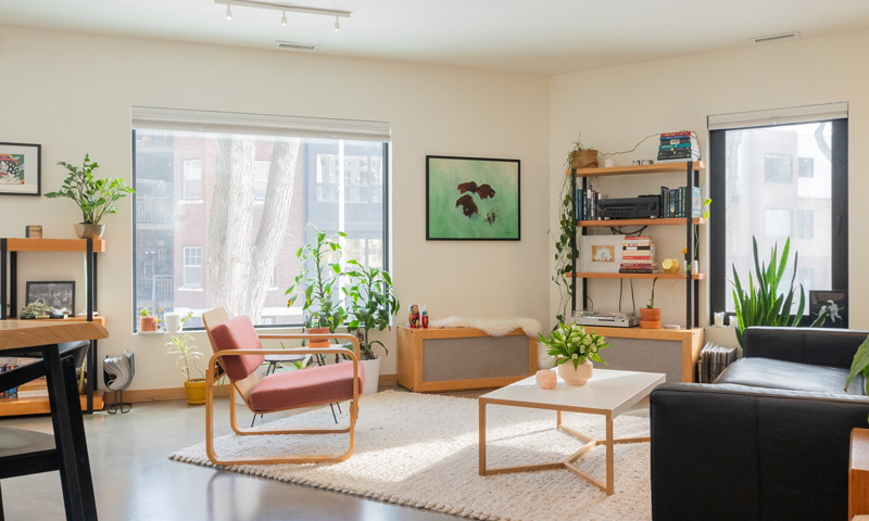 Vente de maison: un salon bien aménagé et bien rangé