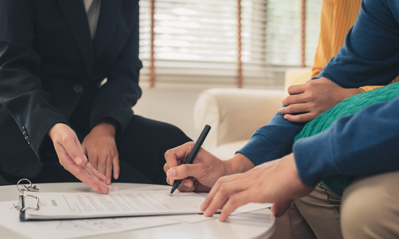 Vente de maison: un homme signe un contrat