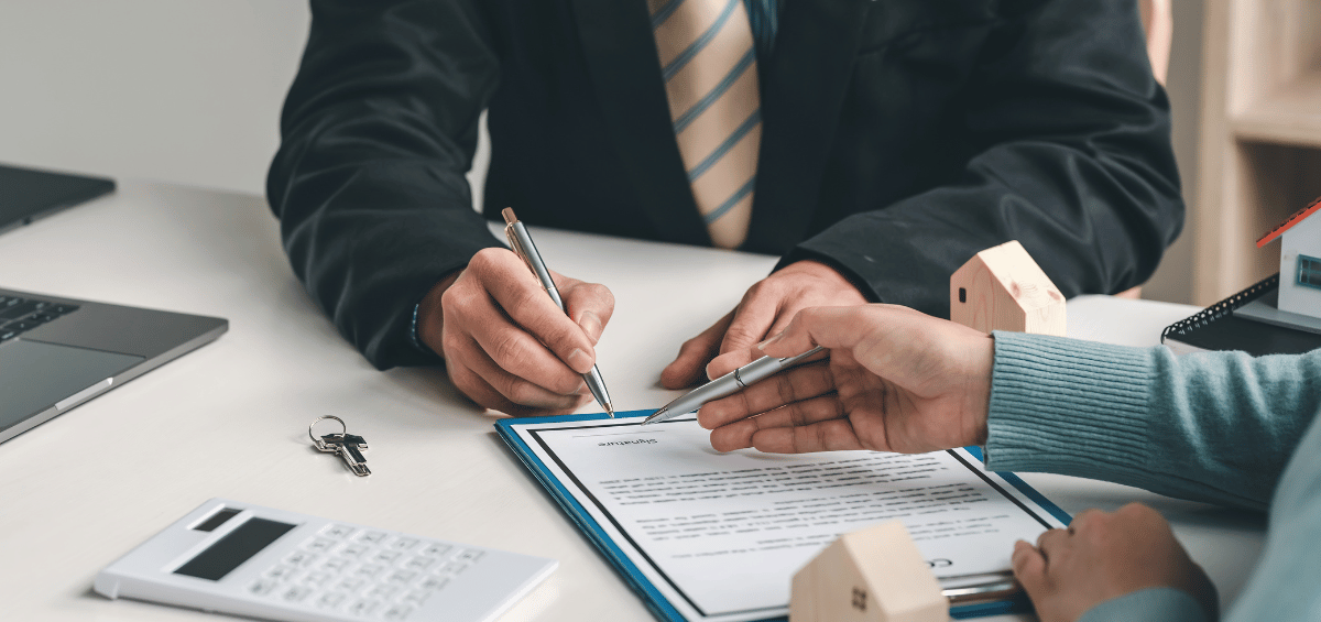 Les propriétaires discutent avec un conseiller des conséquences financières de la suppression de la valeur locative et des répercussions sur l’hypothèque et les impôts.