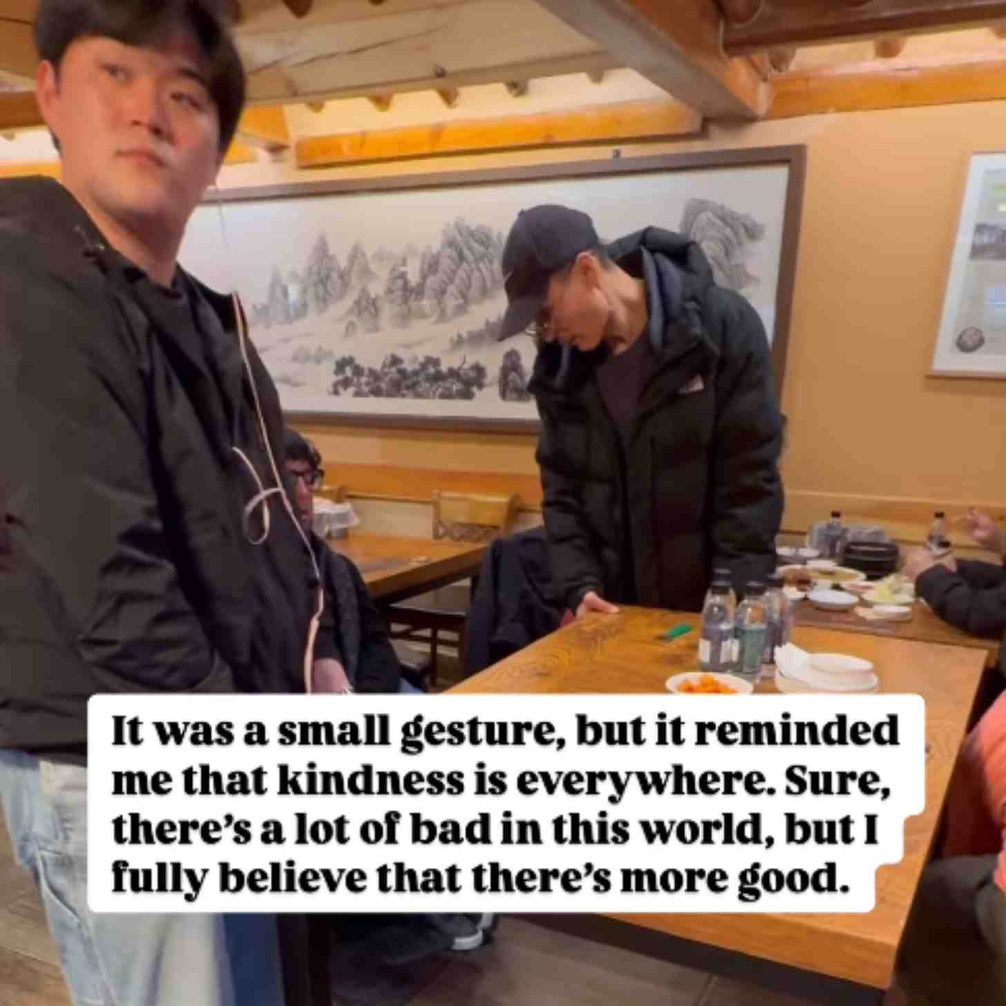 Two restaurant workers pick up a table: The caption reads: It was a small gesture, but it reminded me that kindness is everywhere. There's a lot of bad in this world but I fully believe that there's more good."