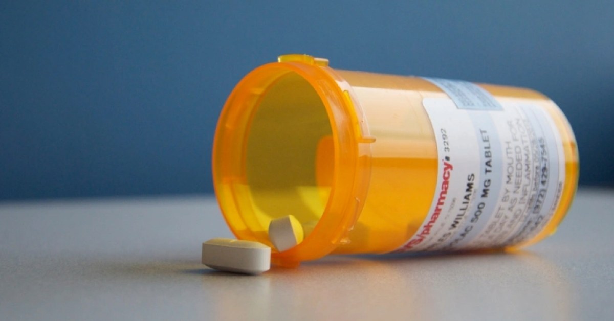 A pill bottle laying on its side