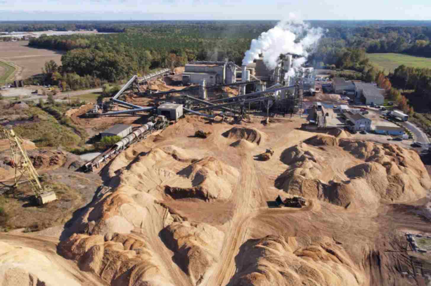Mounds of wood chips, some more than 6 meters (20 feet) high, cover the lot of the Enviva wood pellet plant in Ahoskie, North Carolina. Image by Justin Catanoso for Mongabay.