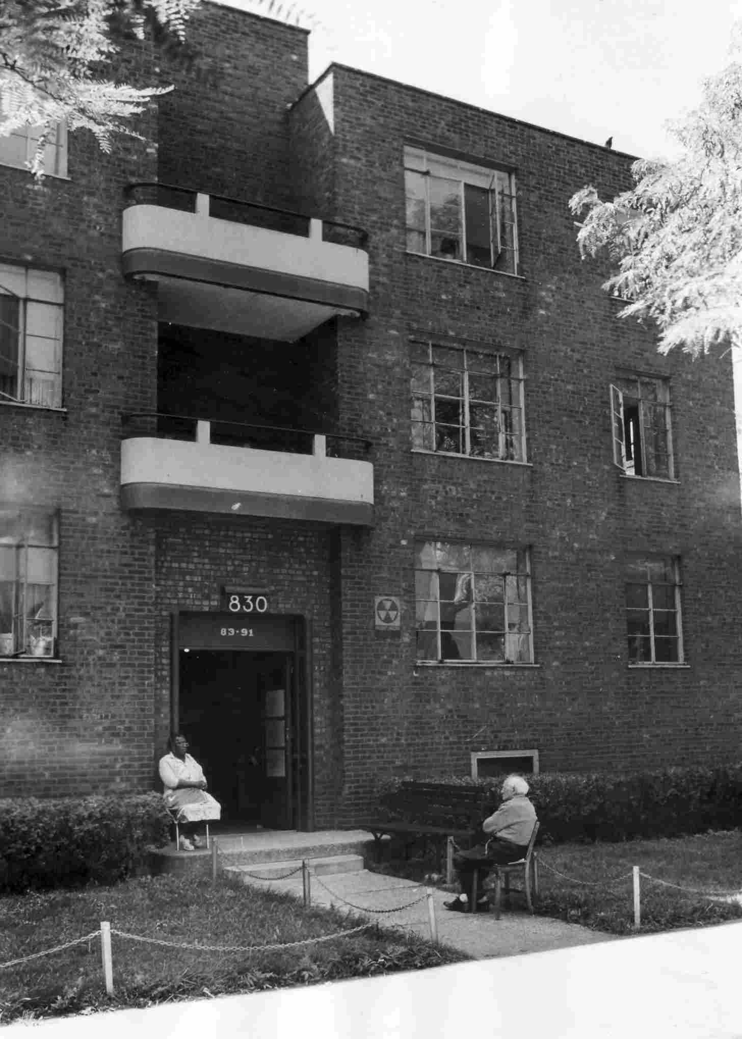A black and white photo of a Jane Addams House in Chicago