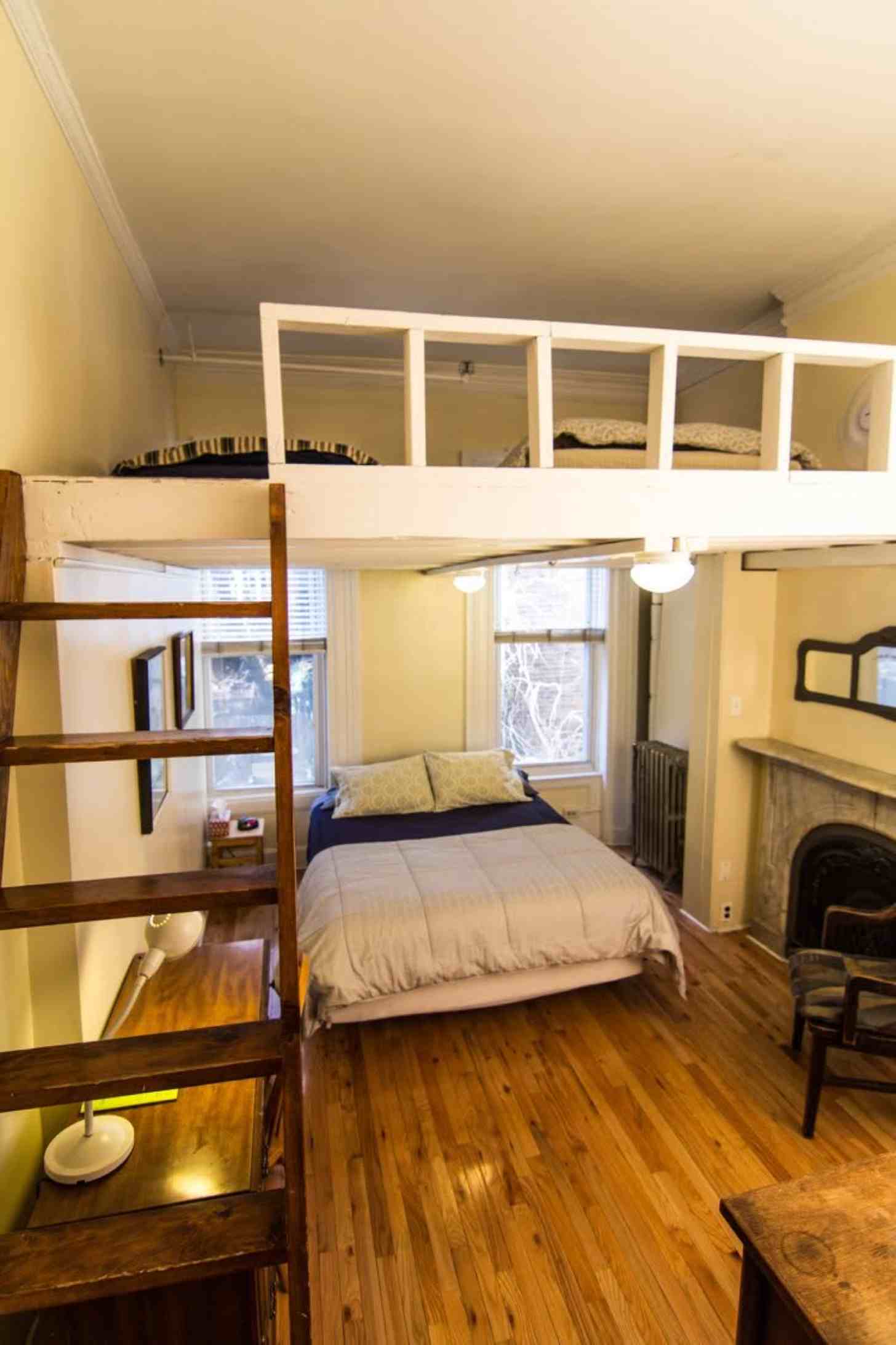 Bunk beds in a bedroom in Menno House in Manhattan, NYC