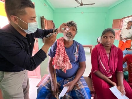 Augenuntersuchung während eines medizinischen Hilfsprojekts in Nepal