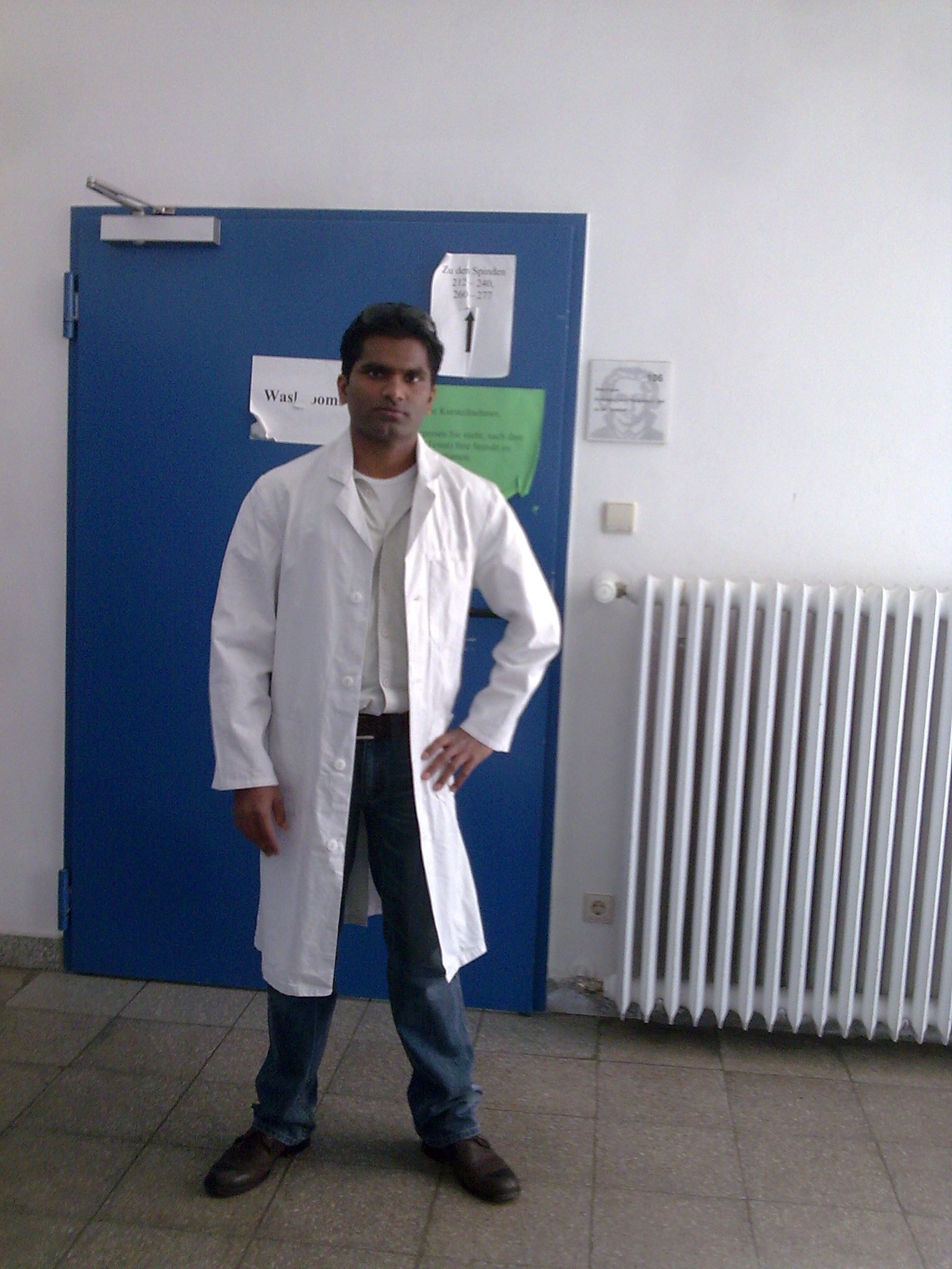 Pradip Yadav im weißen Arztkittel