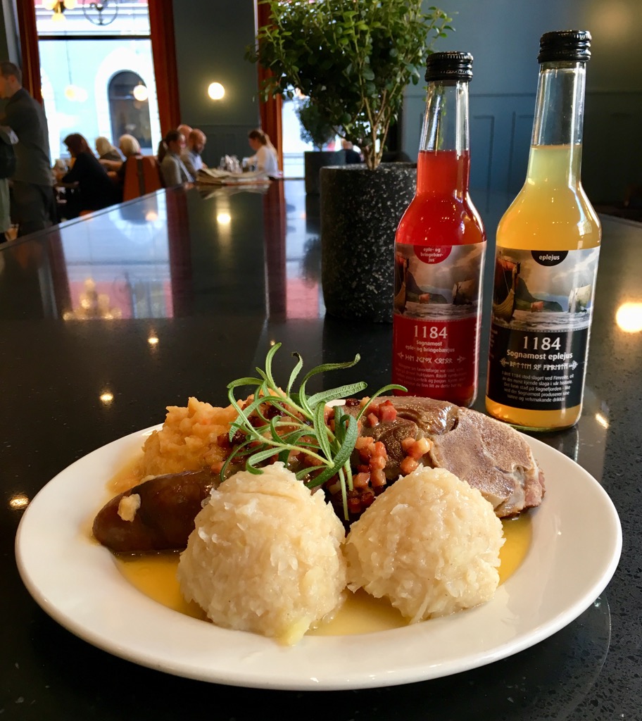 Raspeballer på fat.
Raspeballs dish on plate.