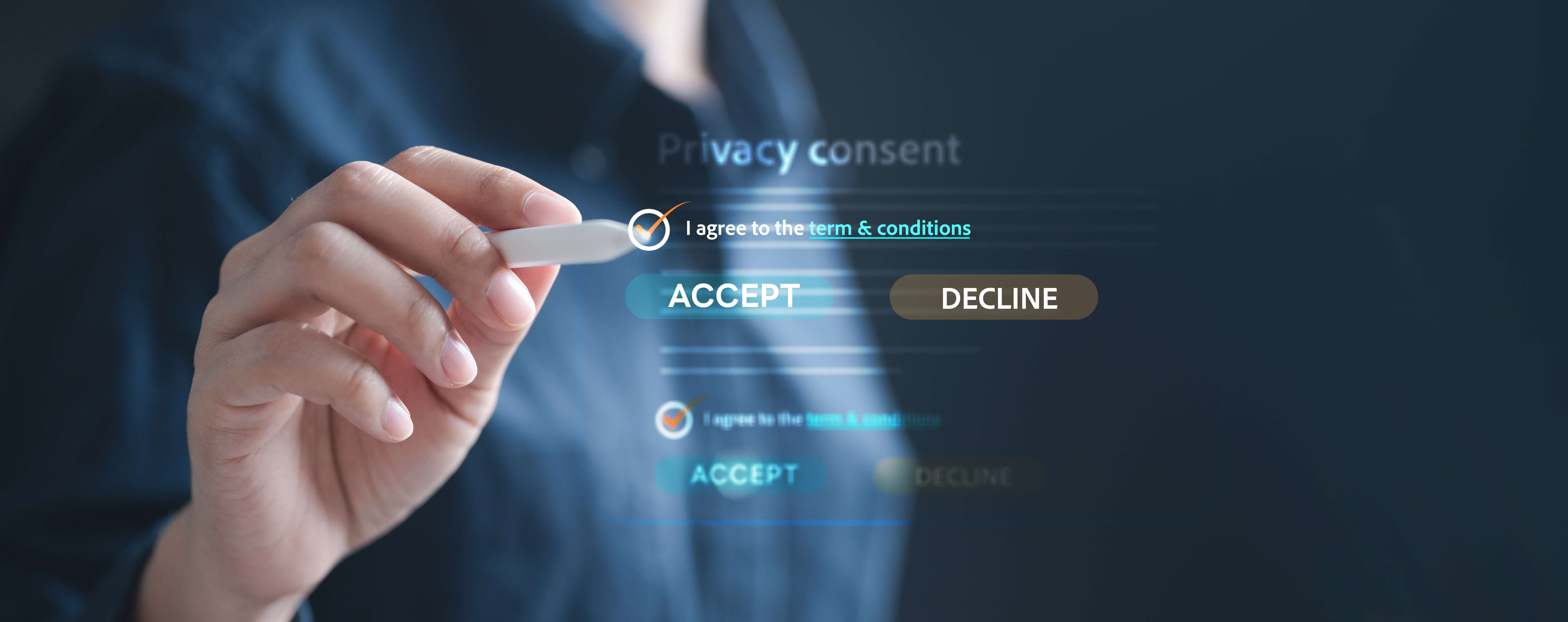 Hånd som holder en penn og peker mot et digitalt skjermgrensesnitt som viser et samtykkeskjema med teksten 'I agree to the term & conditions', en avkryssingsboks som er merket, og knappene 'ACCEPT' og 'DECLINE'.