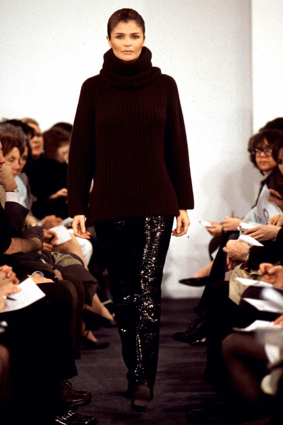 MAHOGANY CASHMERE SWEATER AND PLONGÉ LEATHER TROUSER