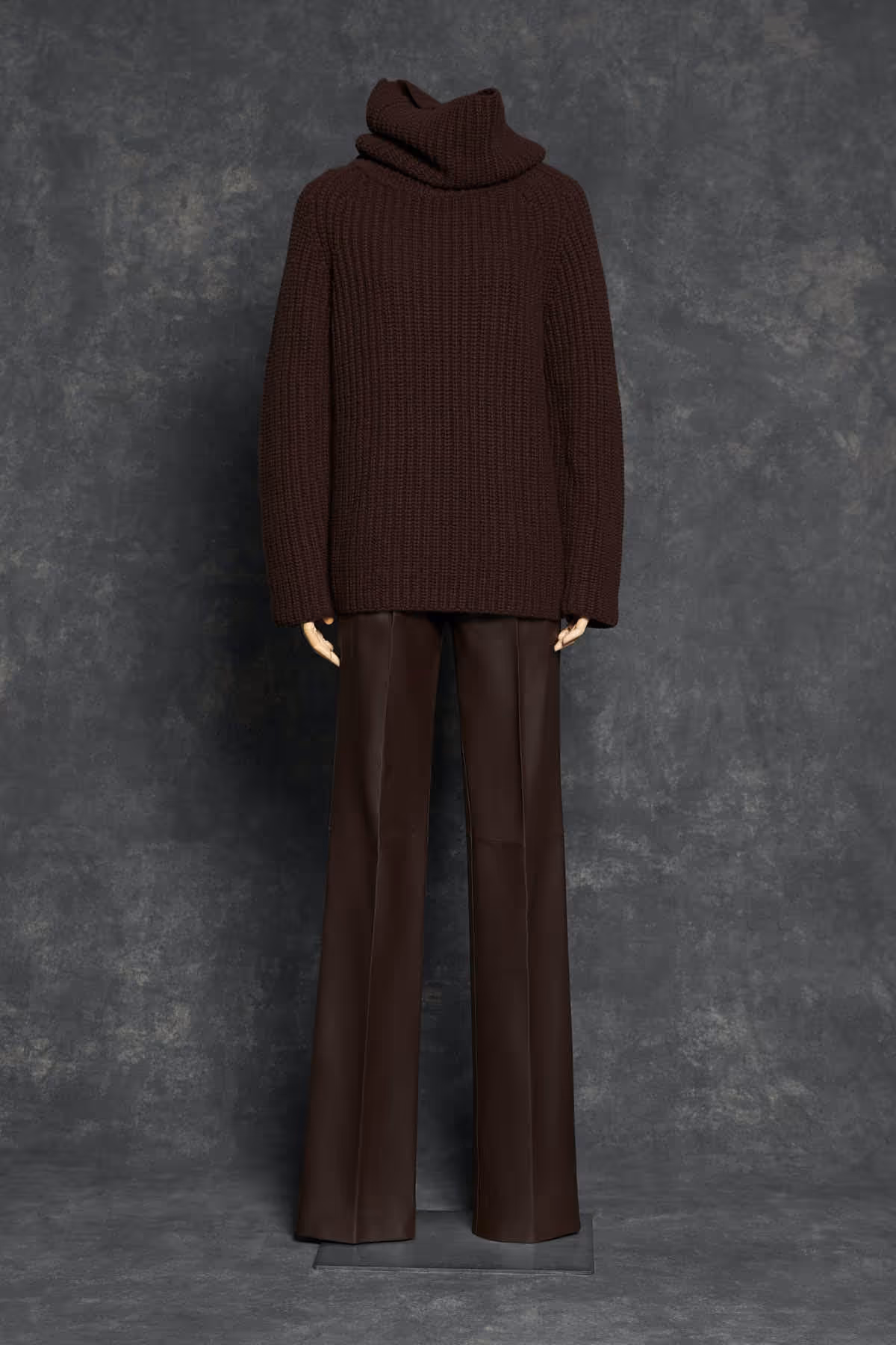 MAHOGANY CASHMERE SWEATER AND PLONGÉ LEATHER TROUSER