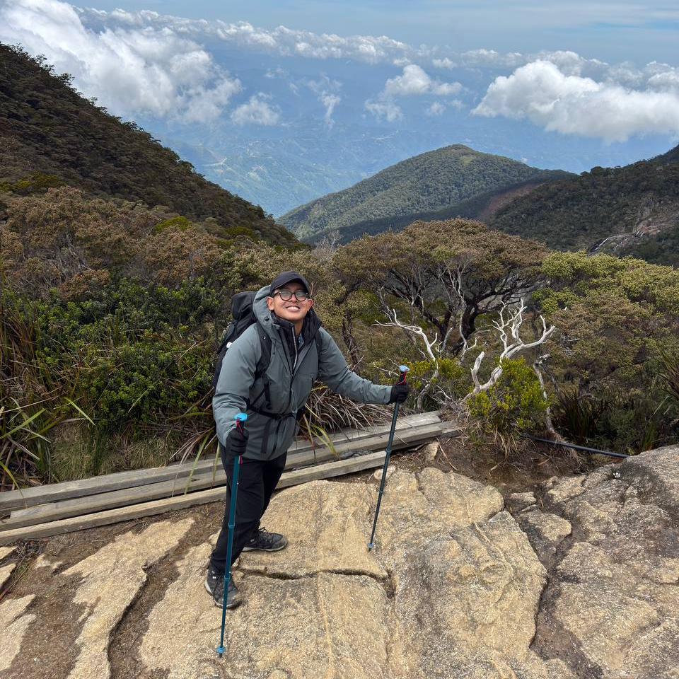 Picture of Sufyan eating pizza in the rain like a hobo