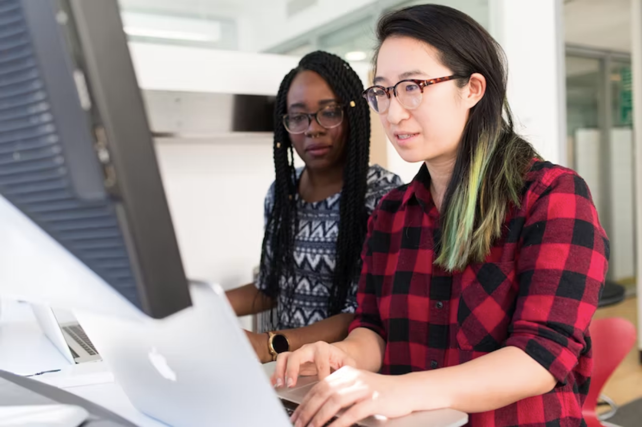 mechanical engineering students collaborate on a class project at one of the best colleges for mechanical engineering in the country